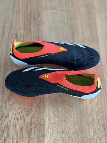 PRE LOVED ADIDAS PREDATOR LACELESS ELITE FG FOOTBALL BOOTS