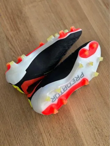 PRE LOVED ADIDAS PREDATOR LACELESS ELITE FG FOOTBALL BOOTS